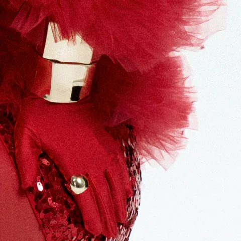 Red gloves from the Victoria VEXSO shoot